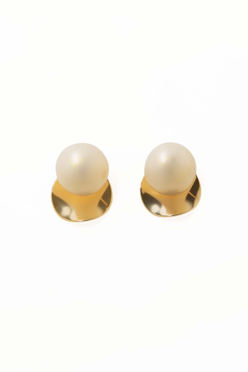 SCULPTED PEARL STUDS