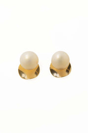 SCULPTED PEARL STUDS