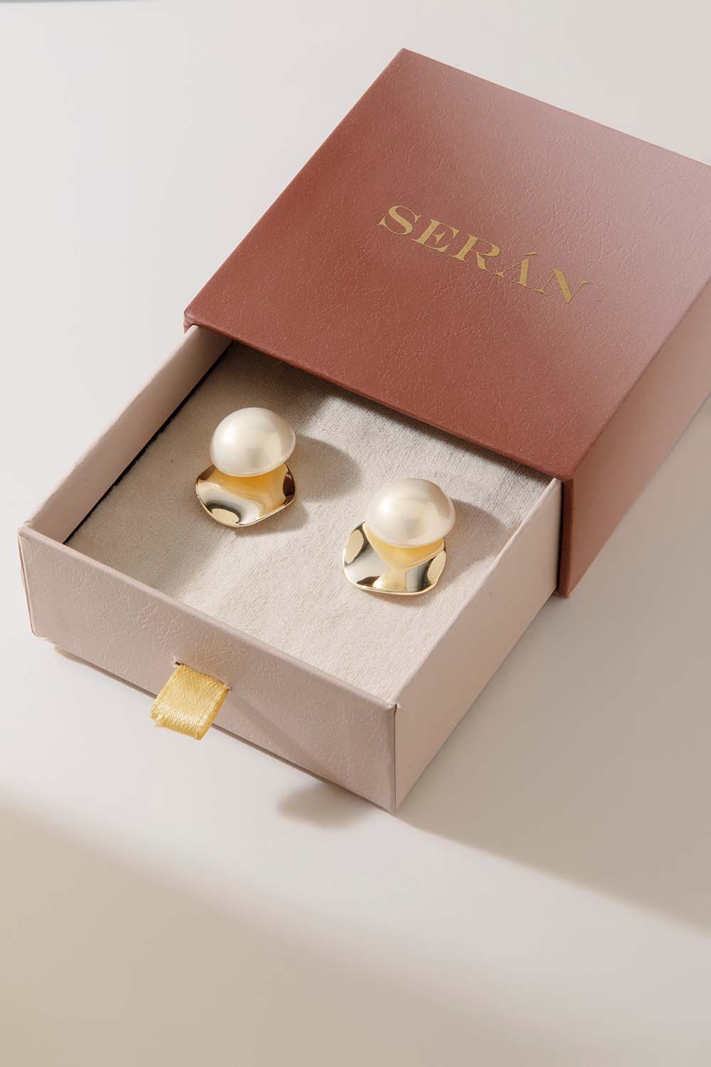 SCULPTED PEARL STUDS