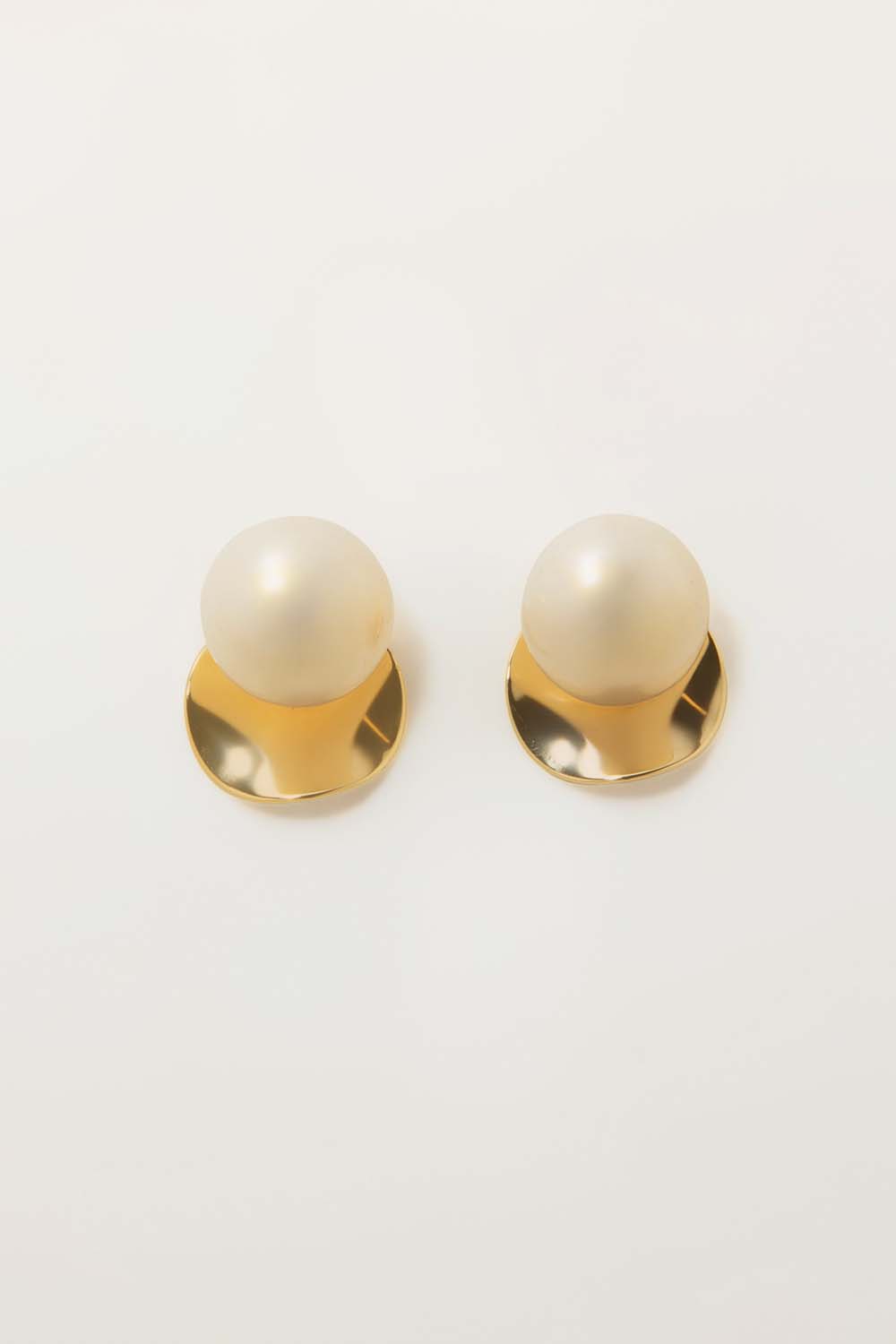 SCULPTED PEARL STUDS