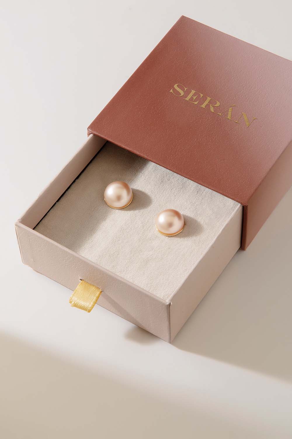 FINE PEARL STUDS