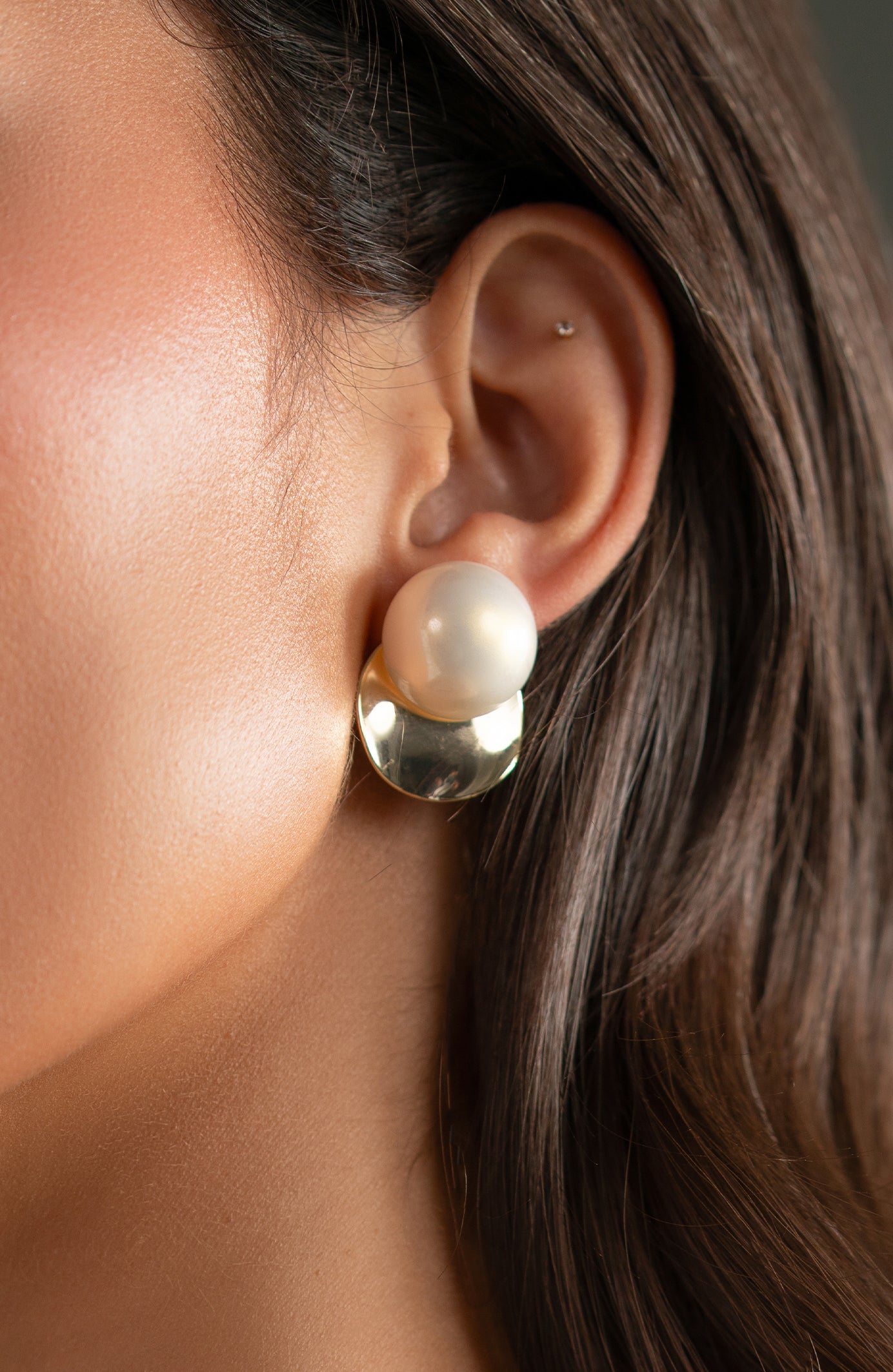 SCULPTED PEARL STUDS